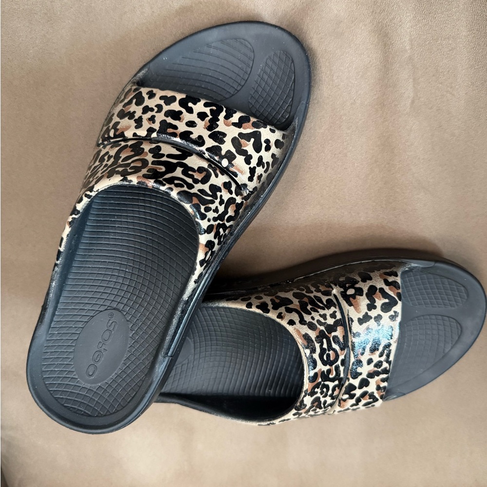 Women’s Oofos Slide Sandals Size 8